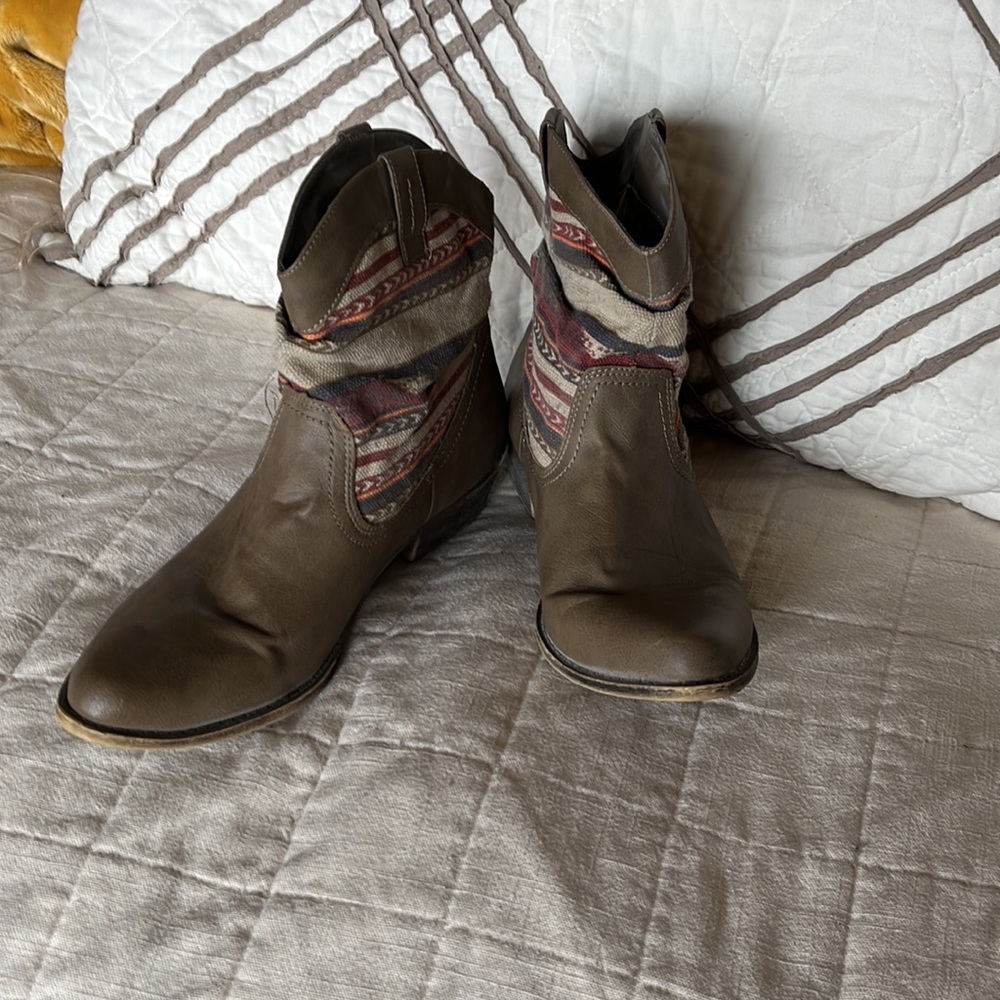 Unionbay Bootie With Slouch Patterned Top Size 9.5 - image 2